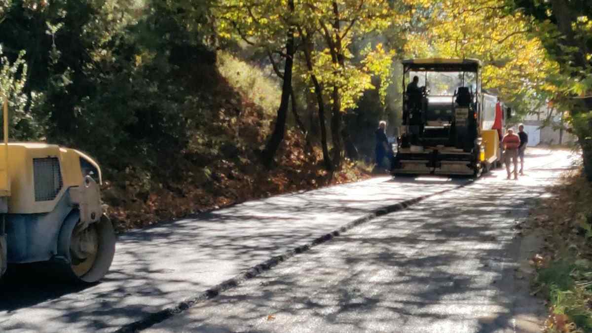 Έργα ασφαλτόστρωσης προς τη Λίμνη Δόξα