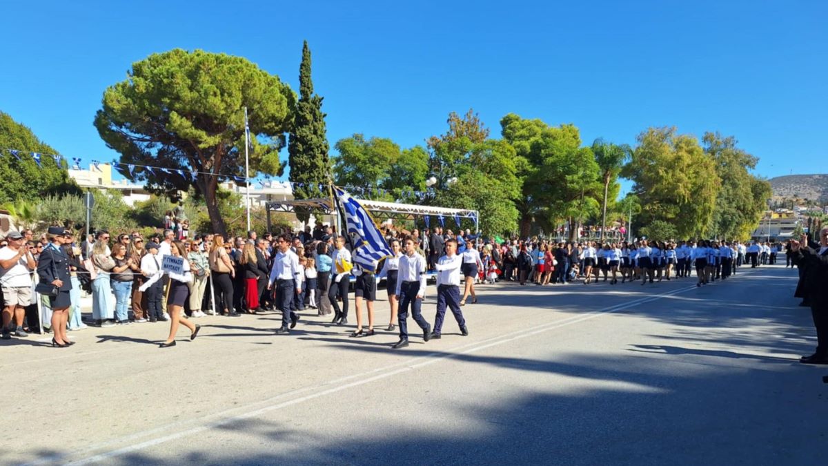 Με μαύρα περιβραχιόνια παρέλασε το 1ο Γυμνάσιο Ναυπλίου ως ένδειξη πένθους για τον χαμό του συμμαθητή τους