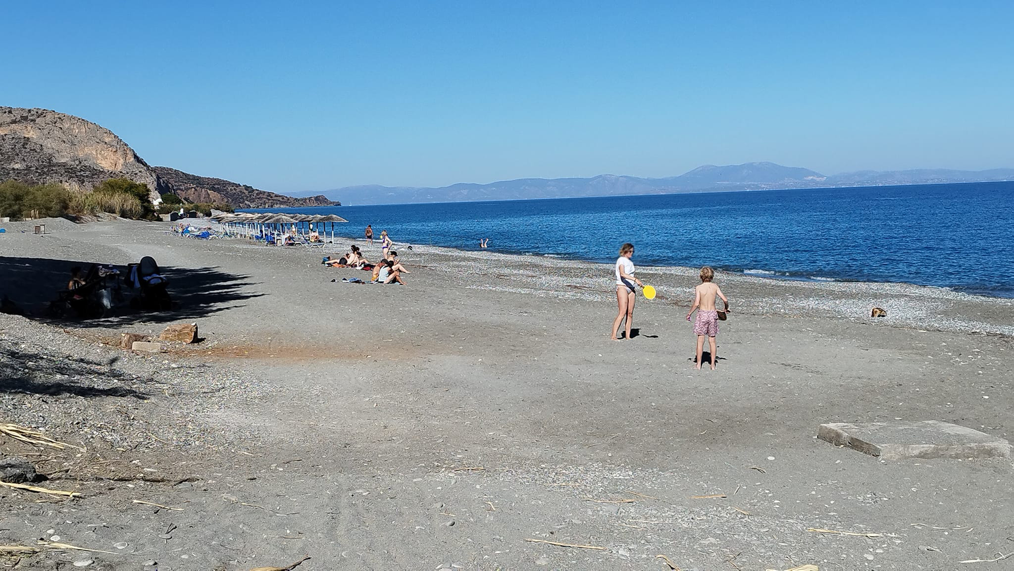 Φθινοπωρινά μπάνια στο Λεωνίδιο: Άφησαν την παρέλαση και πήγαν για βουτιές