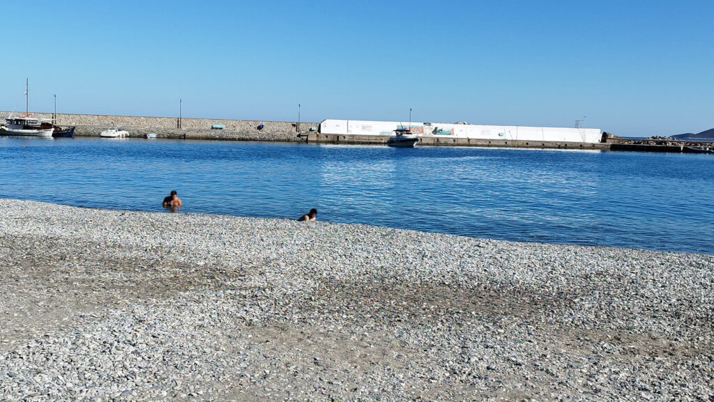 Πλάκα Λεωνιδίου παραλία κόσμος 28η Οκτωβρίου