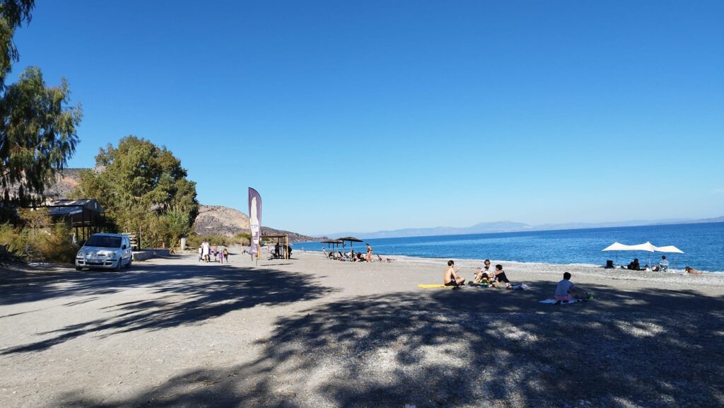 Πλάκα Λεωνιδίου παραλία κόσμος 28η Οκτωβρίου