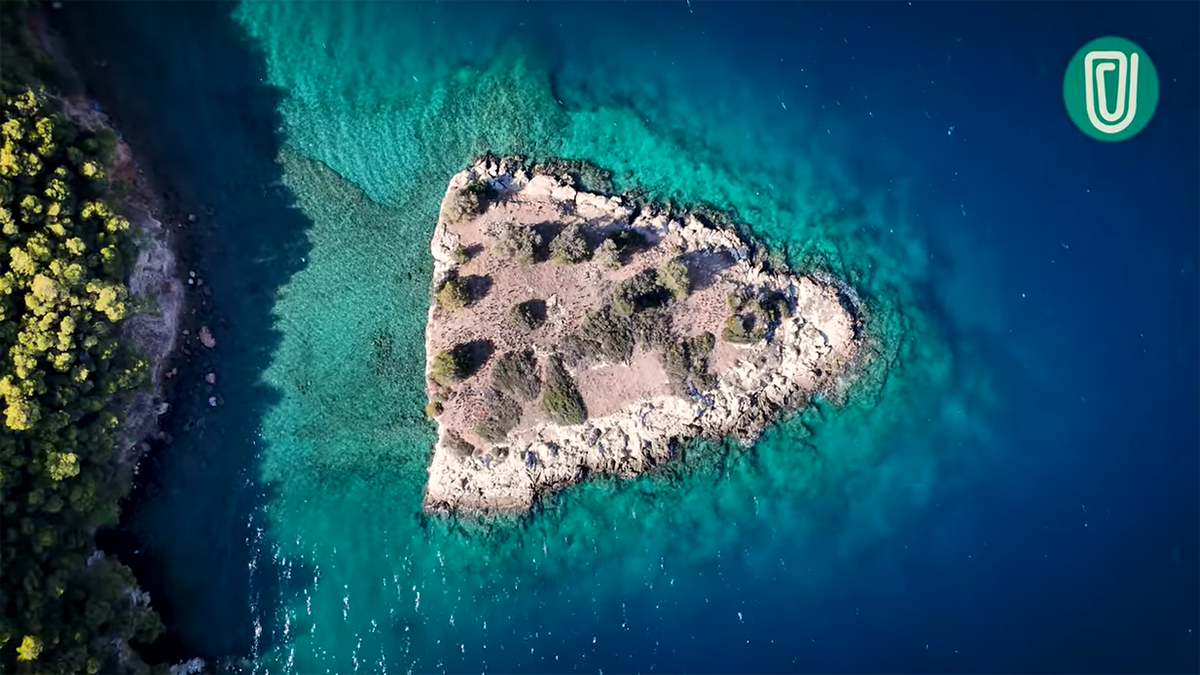 Ιστορίες με βαμπίρ στην Κορινθία – Το άγνωστο νησί τους στον Σαρωνικό