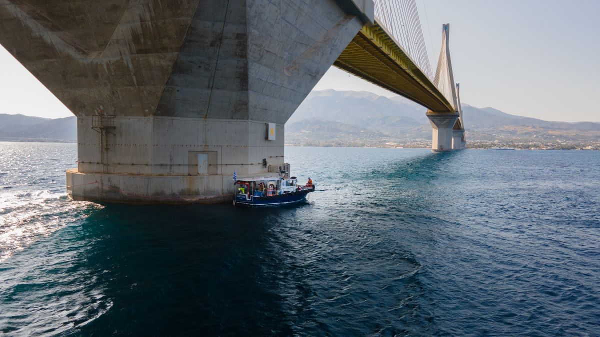 Υποβρύχιοι έλεγχοι στη Γέφυρα Ρίου-Αντιρρίου – Έτοιμη για βαριά συντήρηση