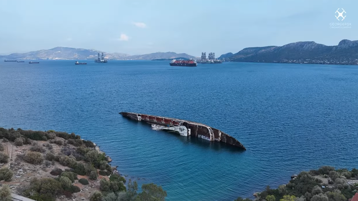 Από την Αγγλία μισοβυθισμένο στον κόλπο της Ελευσίνας