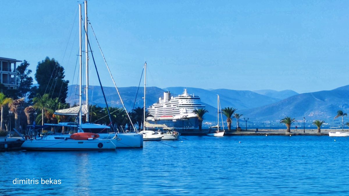 Το πλωτό παλάτι Nieuw Statendam «αρόδο» στο Ναύπλιο