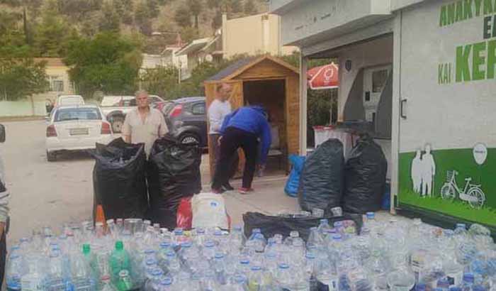 Συνταξιούχοι ανακυκλώνουν πλαστικά στο Άργος