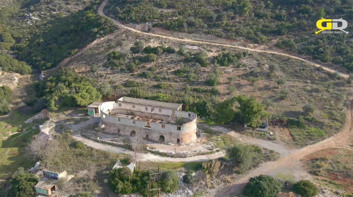 Το εγκαταλελειμμένο κτήριο στα Δερβενάκια που θυμίζει πλοίο