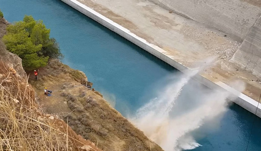 Δείτε πώς γίνονται οι  κατακρημνίσεις στη Διώρυγα της Κορίνθου