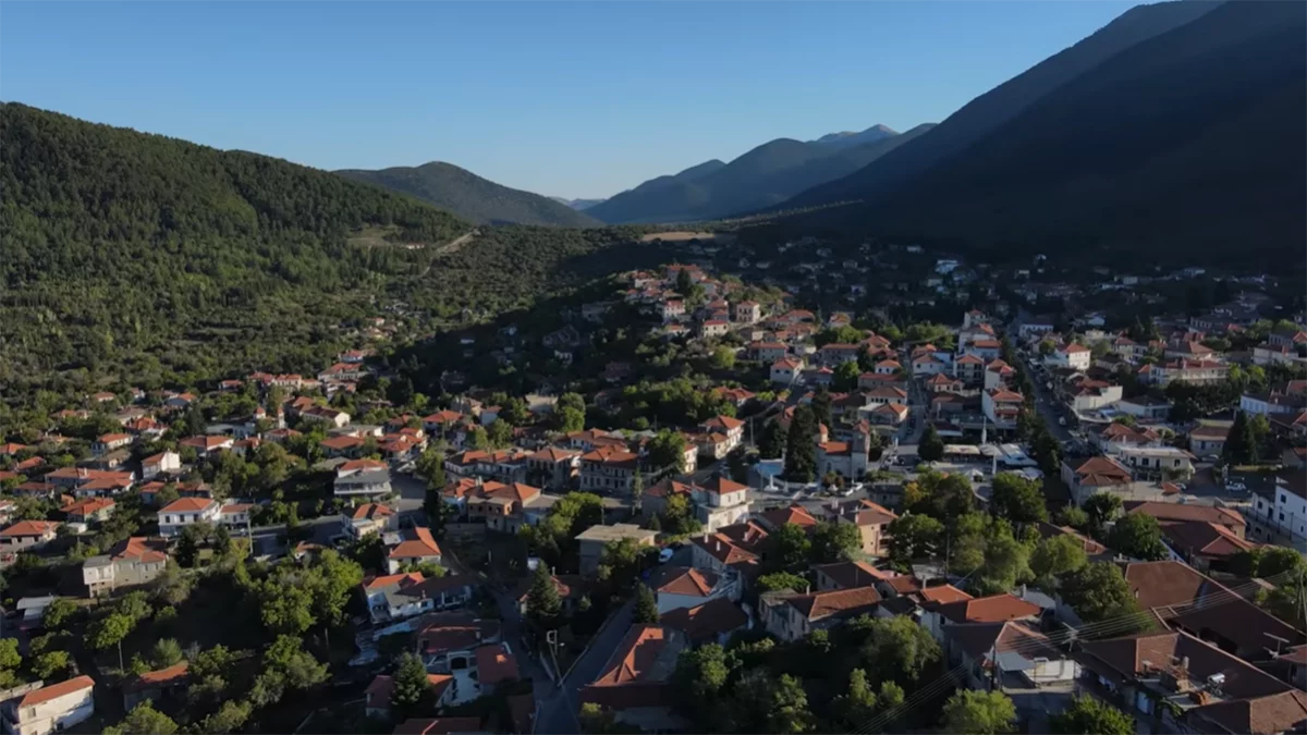 Το αρχοντικό χωριό της Αρκαδίας με την ανεπανάληπτη θέα