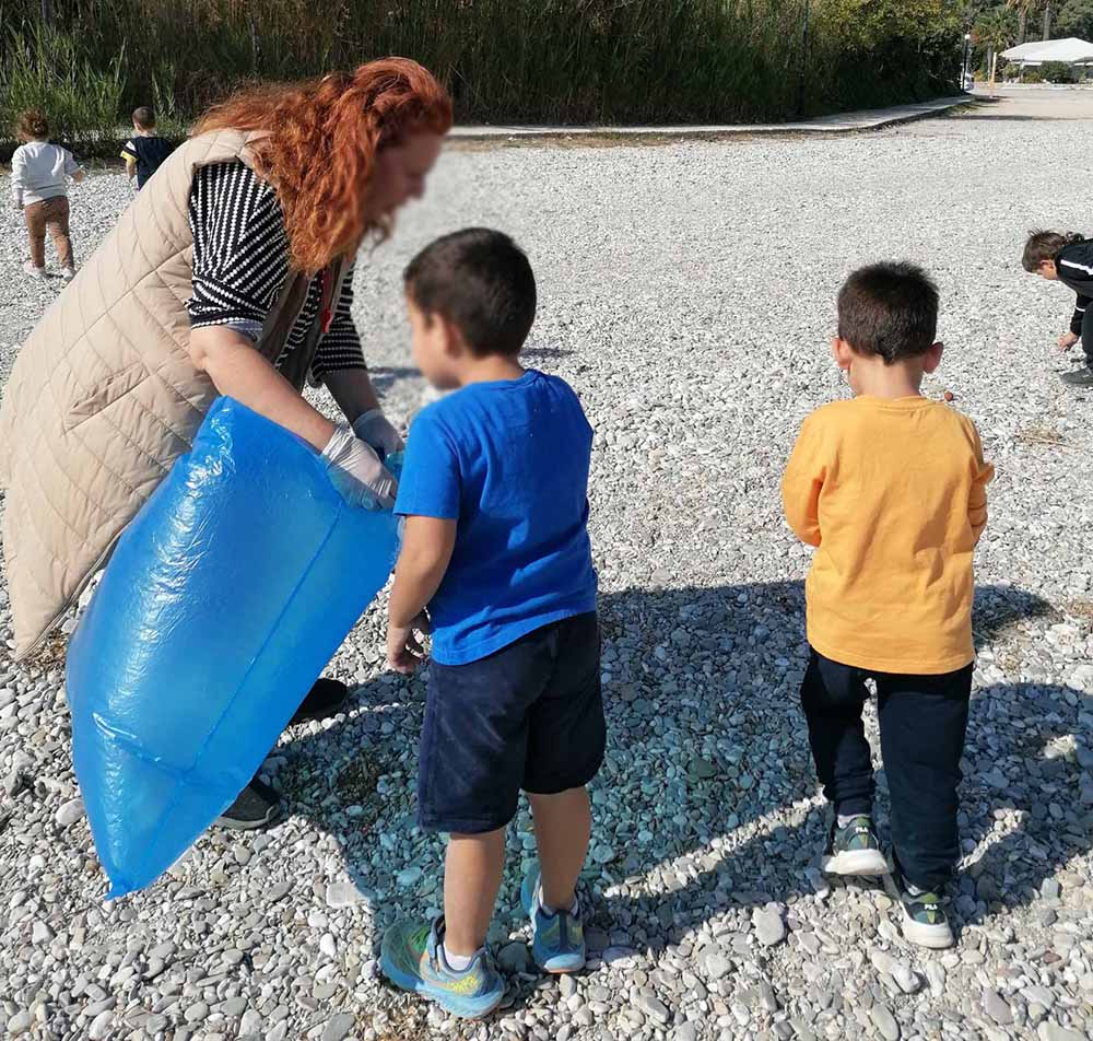 Το Νηπιαγωγείο Κεφαλαρίου καθάρισε εθελοντικά την παραλία των Μύλων