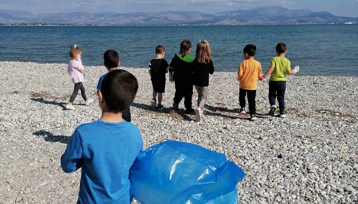 Αργολίδα: Παιδάκια νηπιαγωγείου καθάρισαν την παραλία των Μύλων