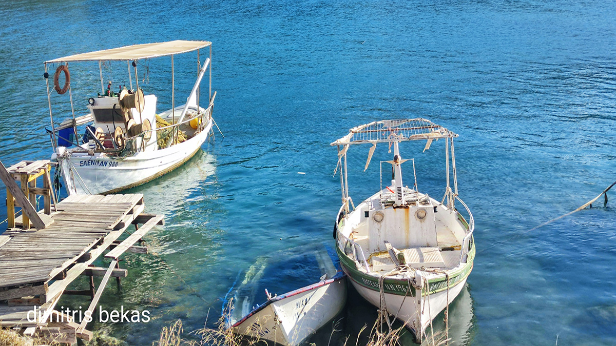 Μισοβυθισμένη βάρκα στην Καραθώνα, θύμα των ισχυρών ανέμων