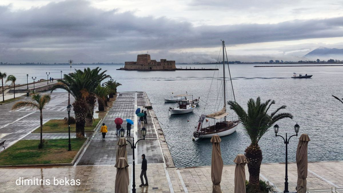 Οι Ναυπλιώτες απόλαυσαν τη βροχή με θέα το Μπούρτζι και την Ακροναυπλία