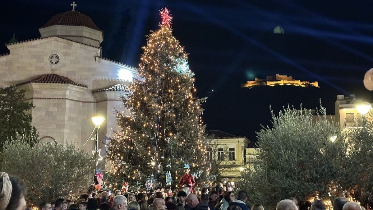 Χριστουγεννιάτικη Μαγεία στο Άργος: Φως και Χαρά στην Πλατεία Αγίου Πέτρου