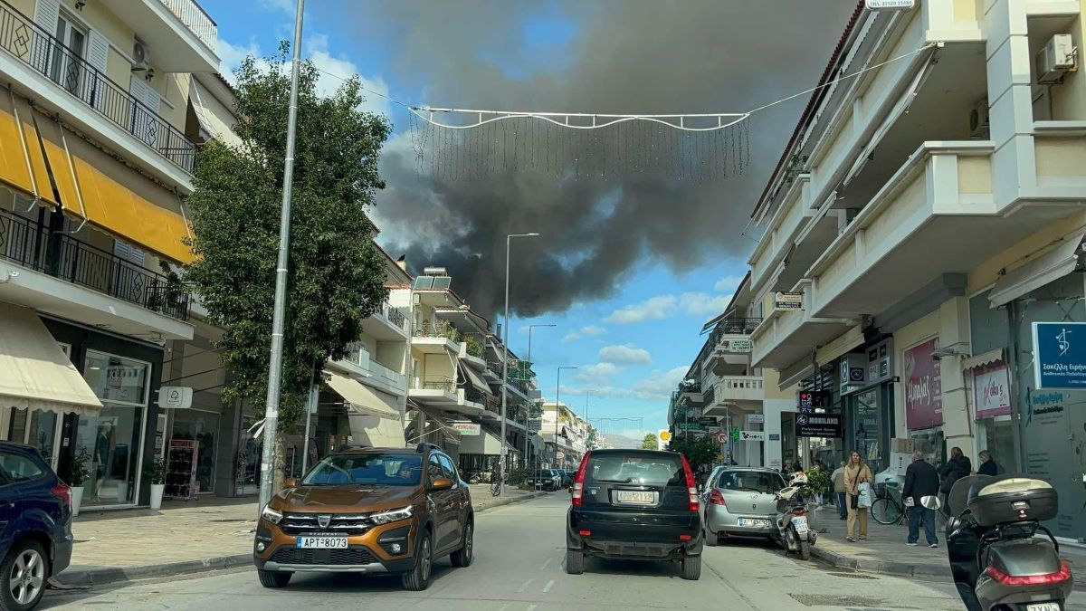 Μεγάλη φωτιά στο Ναύπλιο: Μαύροι καπνοί στην οδό Άργους