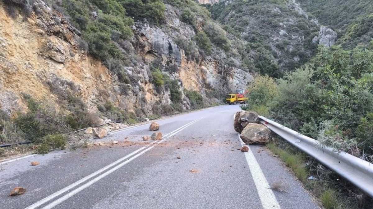 Κατολίσθηση στην Ε.Ο. Καλαμάτας-Αρεόπολης – Έπεσαν βράχοι στο οδόστρωμα