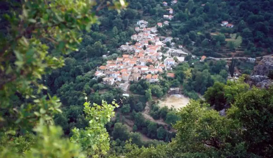 Το χωριό του Πάρνωνα που είναι πνιγμένο στα πλατάνια και μοιάζει με νησί