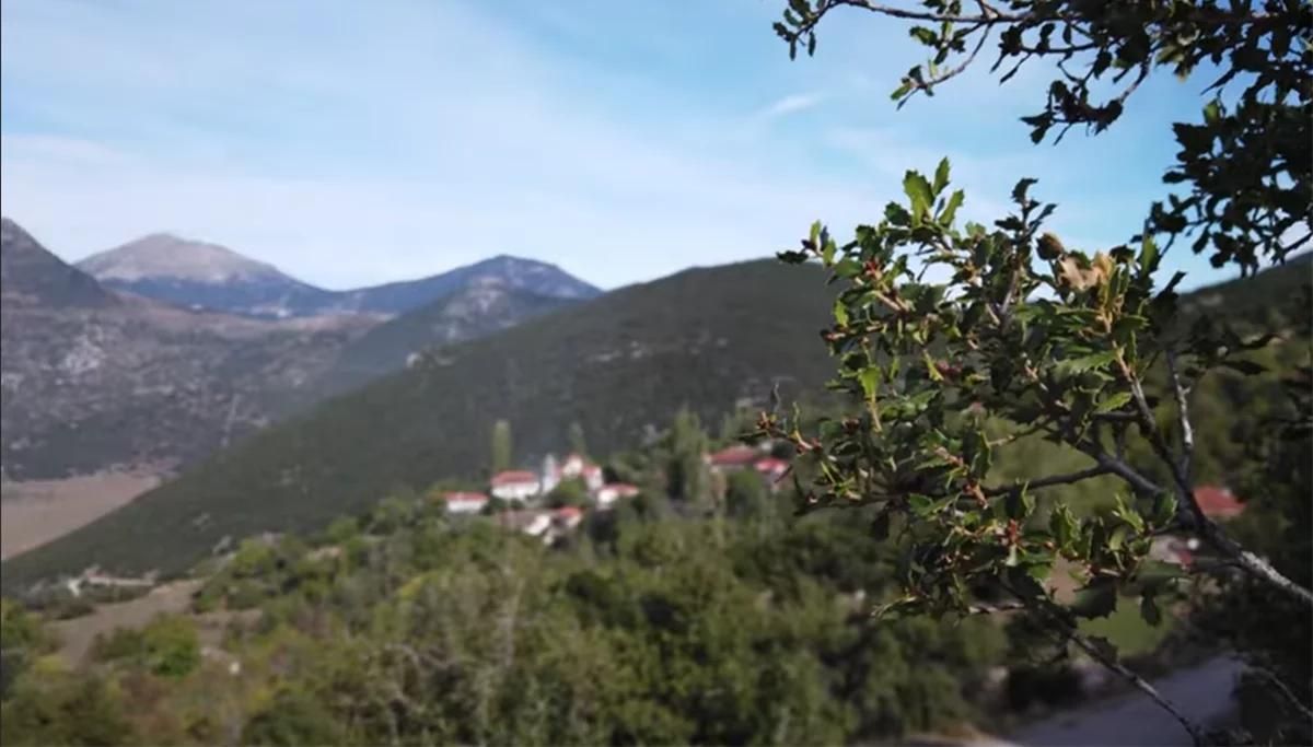 Το καταπράσινο χωριό στην ορεινή Αργολίδα με τη μαγευτική θέα