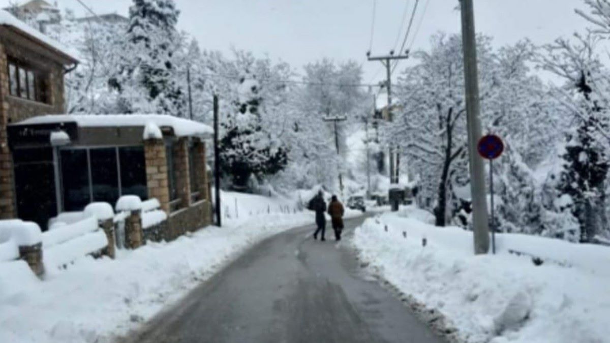 Καθαρισμός δρόμων σε ορεινά χωριά της Κορινθίας μετά τη χιονόπτωση