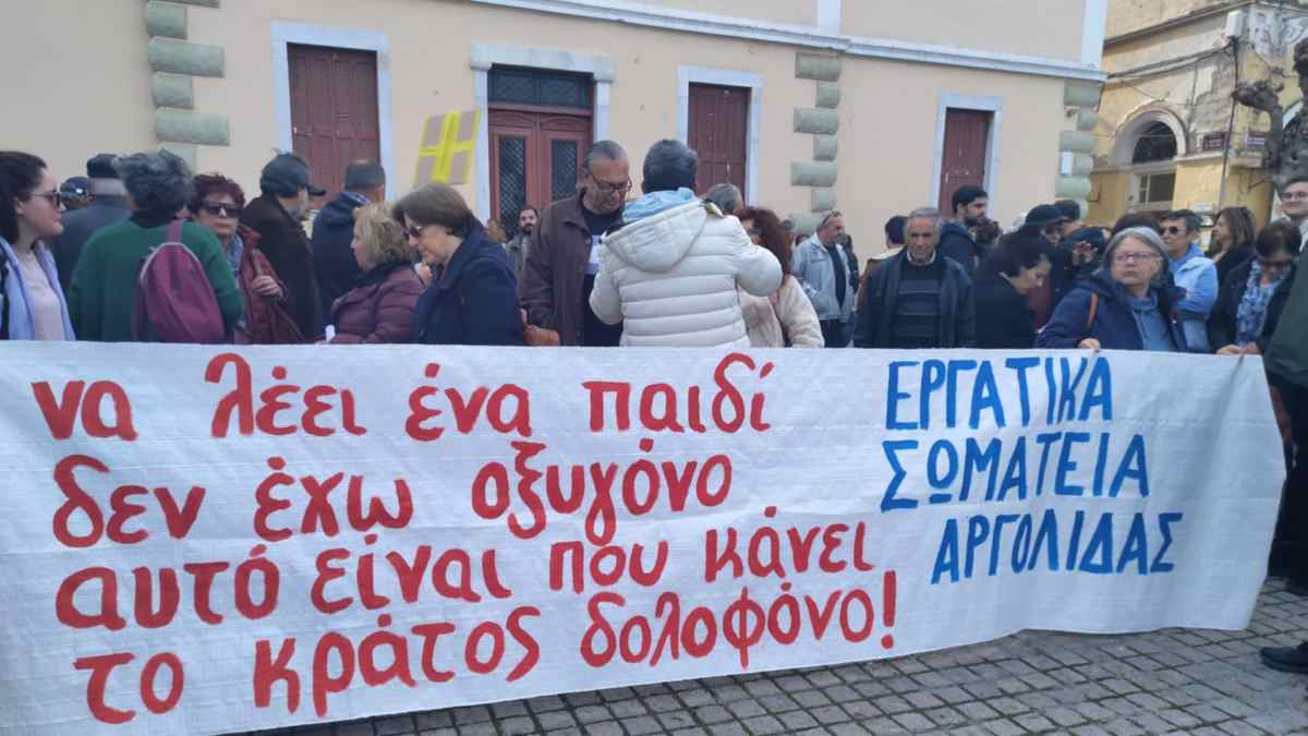 Ναύπλιο: Πλήθος κόσμου στη συγκέντρωση για την τραγωδία των Τεμπών