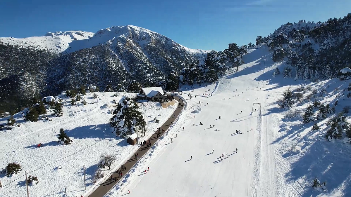 Ζήρεια: Σκι, snowmobiles και μοναδικές πεζοπορίες στο βουνό της Κορινθίας