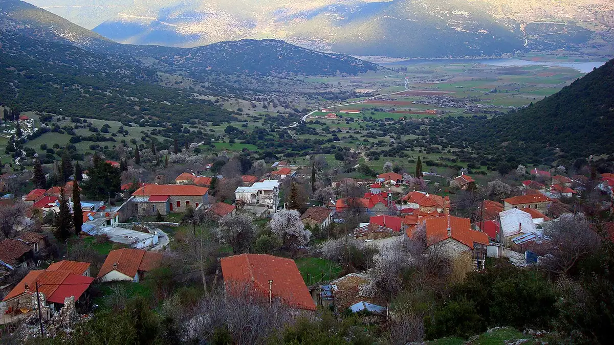 Το ορεινό χωριό της Αργολίδας με την οχυρωμένη Ακρόπολη, που ανήκε στην Αρκαδία