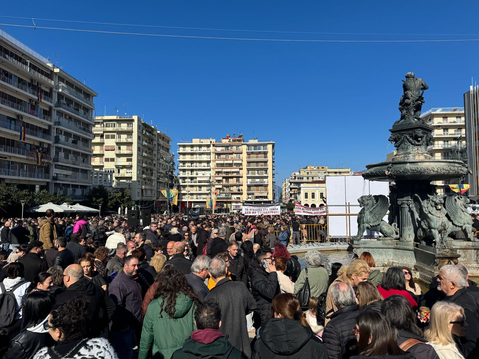 Πάτρα: Χιλιάδες διαδηλωτές τίμησαν τα θύματα της τραγωδίας στα Τέμπη