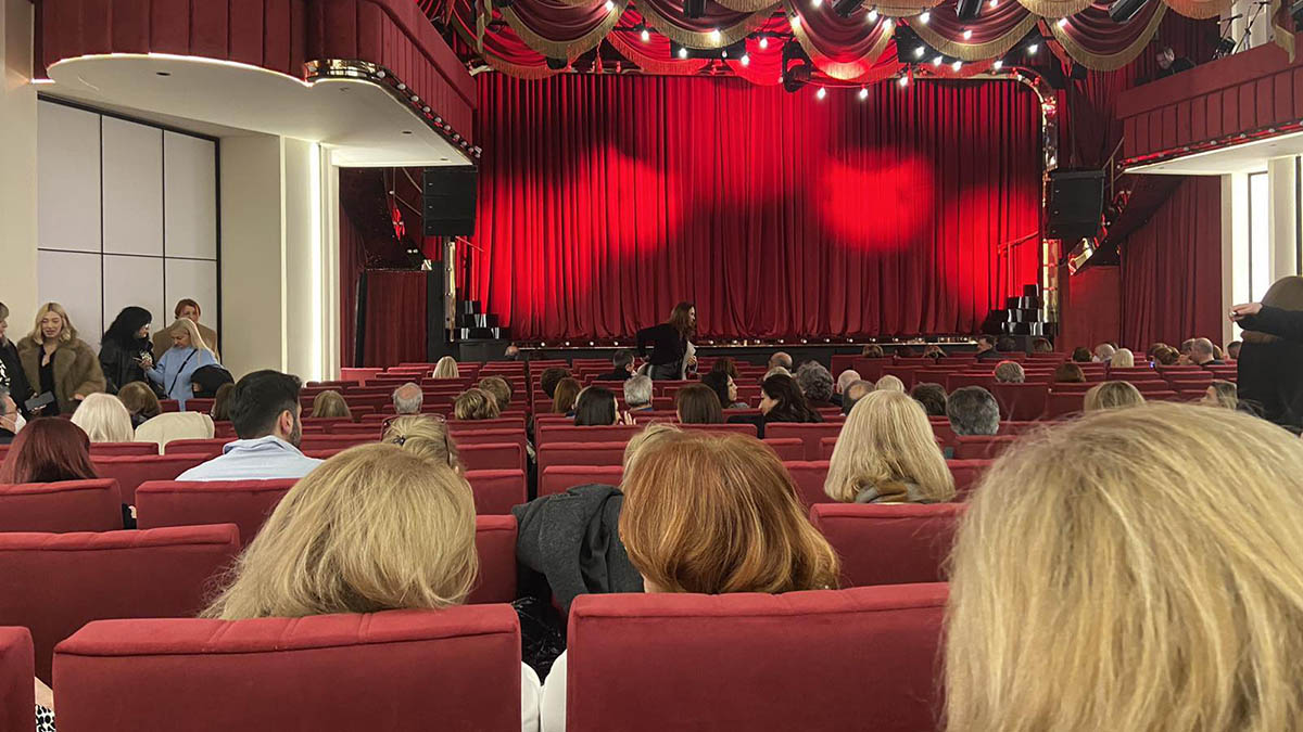 Από το Άργος στο Embassy Theater: Ένα ταξίδι γεμάτο λάμψη με τον Τάκη Ζαχαράτο