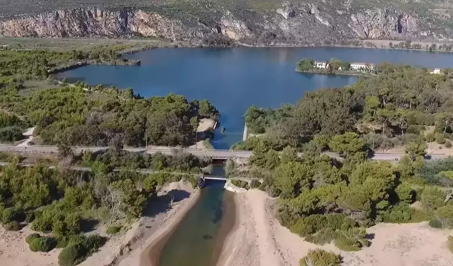 Η γραφική λίμνη της Πελοποννήσου με τις ιαματικές πηγές και το πυκνό πευκοδάσος