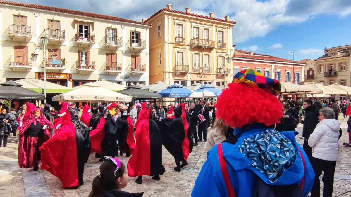 Καρναβαλιστές και Φιλαρμονική άνοιξαν το Τριώδιο στο Ναύπλιο