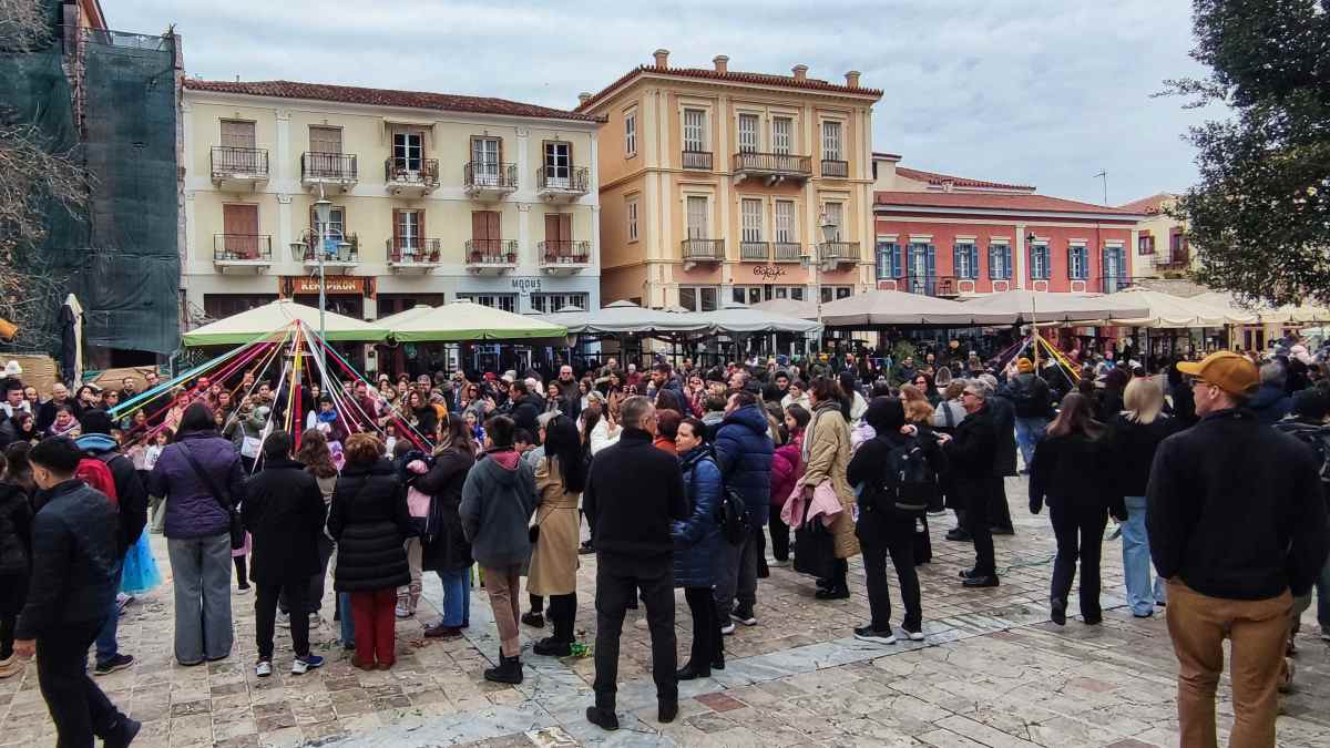 Αποκριάτικες εκδηλώσεις στην πλατεία Συντάγματος στο Ναύπλιο παρά το τσουχτερό κρύο