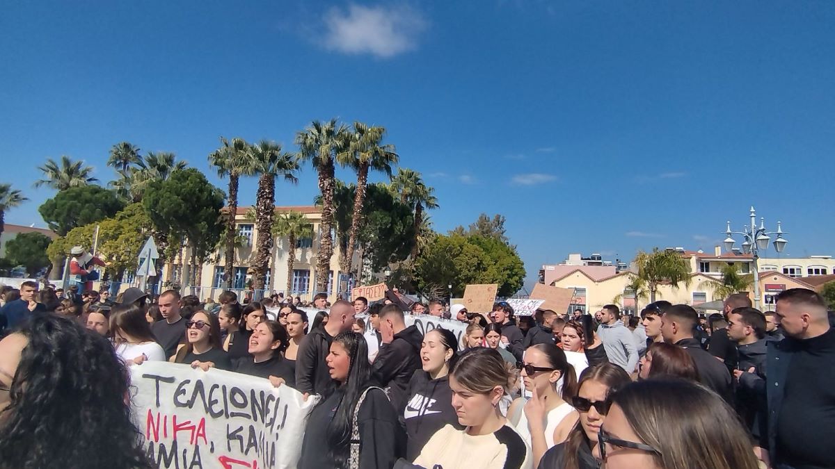 Ποτάμι λαού στην πορεία για τα Τέμπη – Χιλιάδες στους δρόμους του Ναυπλίου