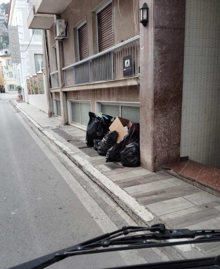 Σκουπίδια στους δρόμους (Ναύπλιο)