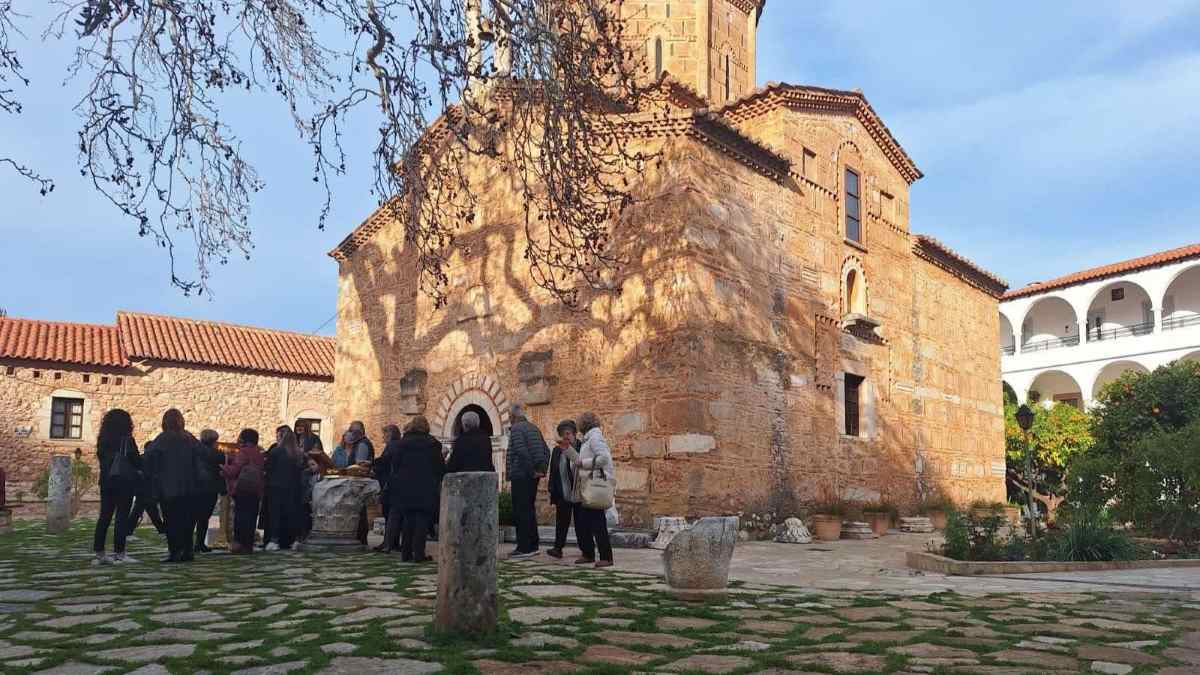 Συνταξιούχοι του Ναυπλίου άκουσαν τους χαιρετισμούς στη μονή Λουκούς