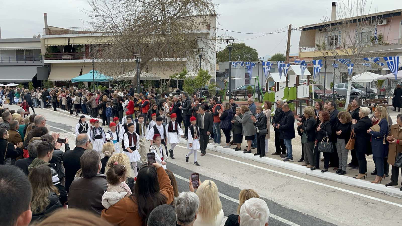 Αγία Τριάδα Ναυπλίου: Με παρέλαση και χορούς τίμησαν την 25η Μαρτίου