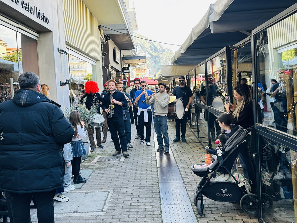 street band banda calda στο Άργος