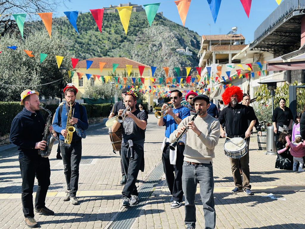 street band banda calda στο Άργος